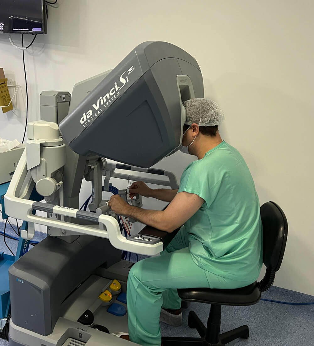 Dr. Bruno Garcia com sistema Da Vinci